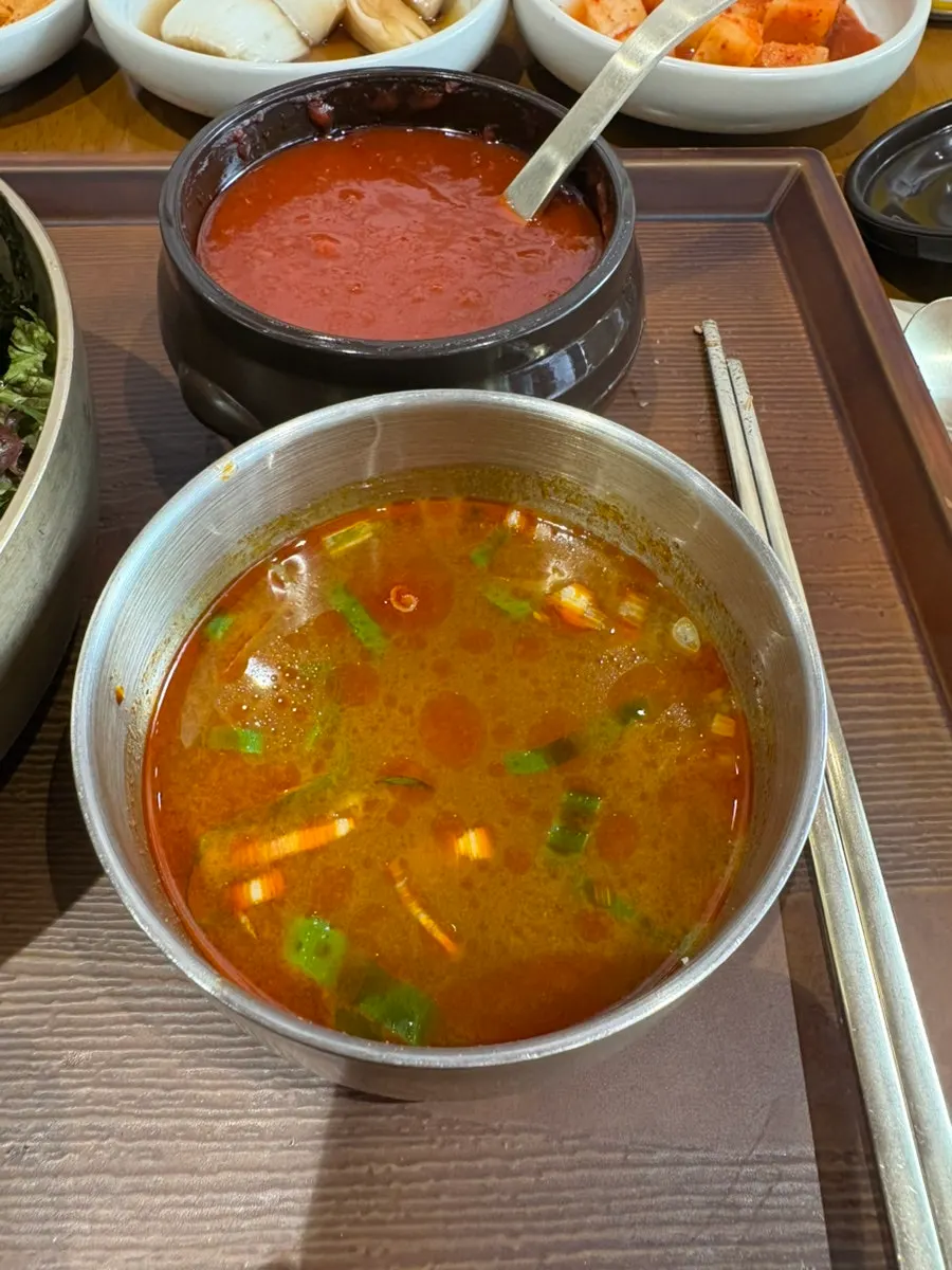 노른자 올라간 육회비빔밥 클로즈업
