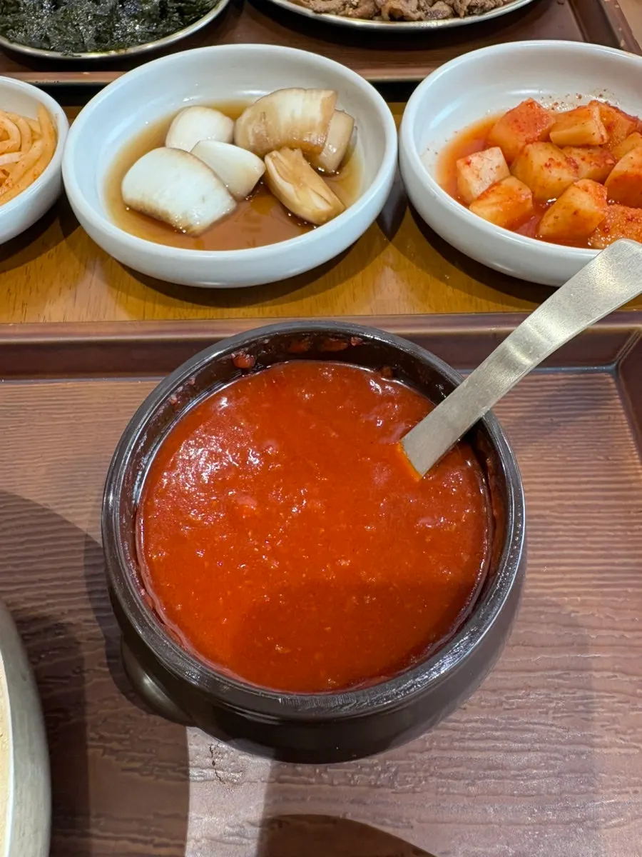 비빔용으로 곁들여 나온 고추장