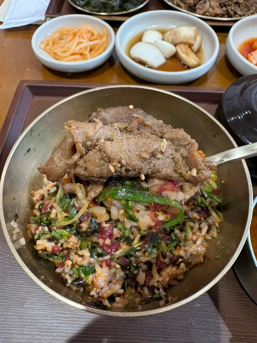 비벼놓은 육회비빔밥 한 숟갈