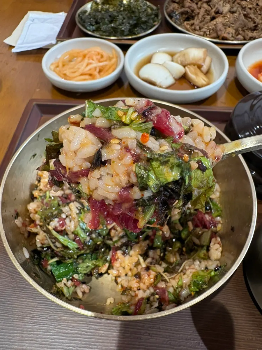 육회비빔밥 위에 올린 돼지불고기