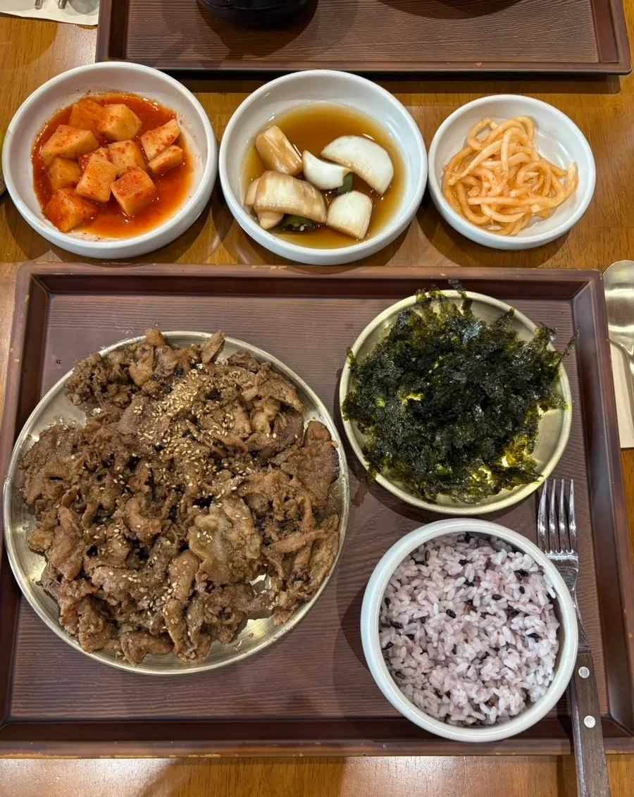 파채와 함께 매콤하게 나온 돼지불고기 대자