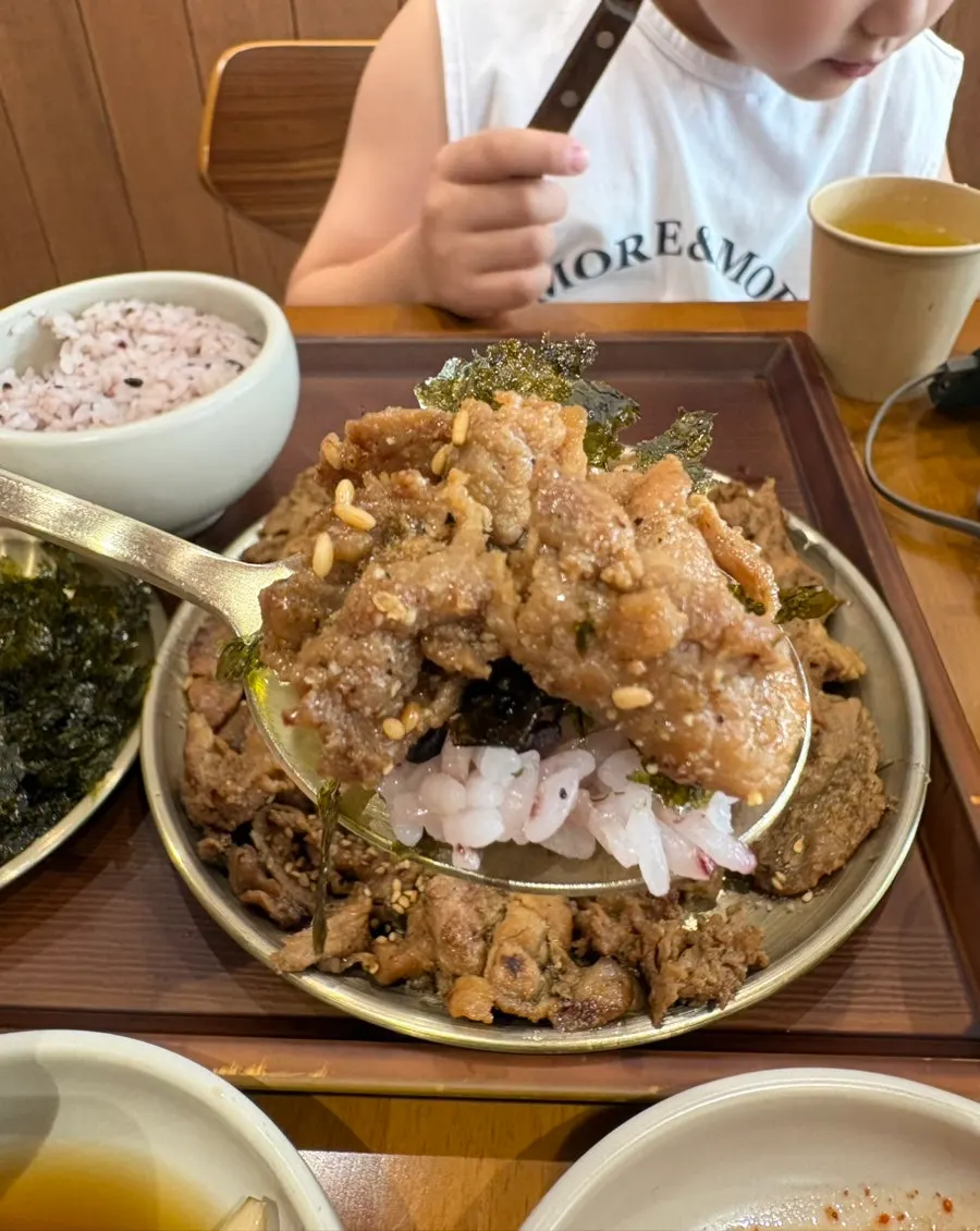 김가루 찍은 밥 위에 올린 불고기