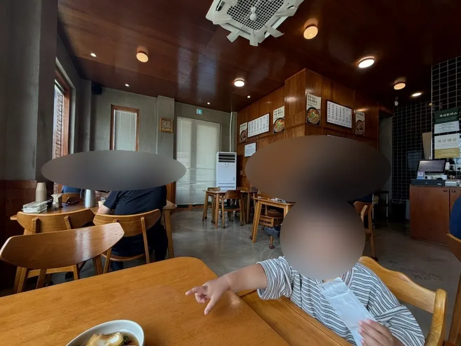 Interior of Boksan Haejang with wide tables