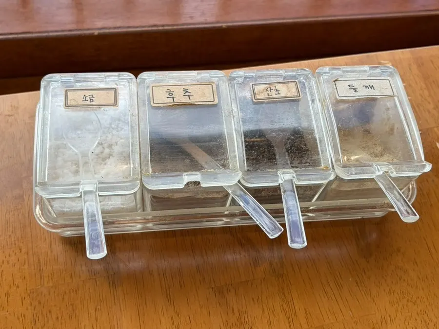 Seasoning set of salt, pepper, sancho pepper, and perilla seeds