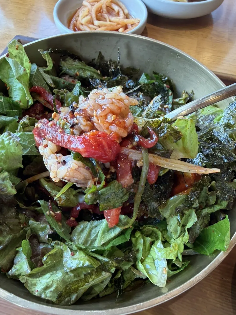A mixed spoonful of yukhoe bibimbap