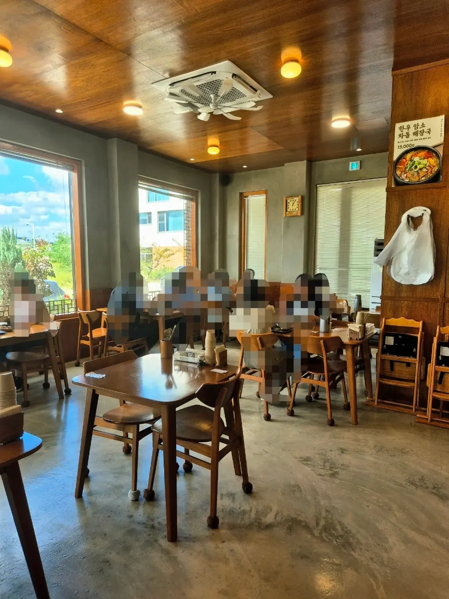 평일 점심 손님으로 찬 복산해장 홀