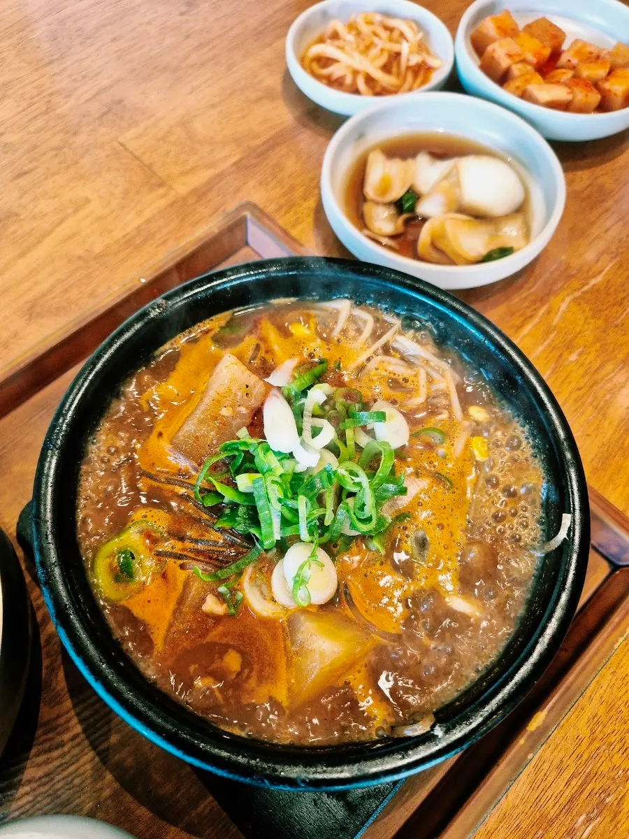 팔팔 끓는 뚝배기에 담긴 복산해장국