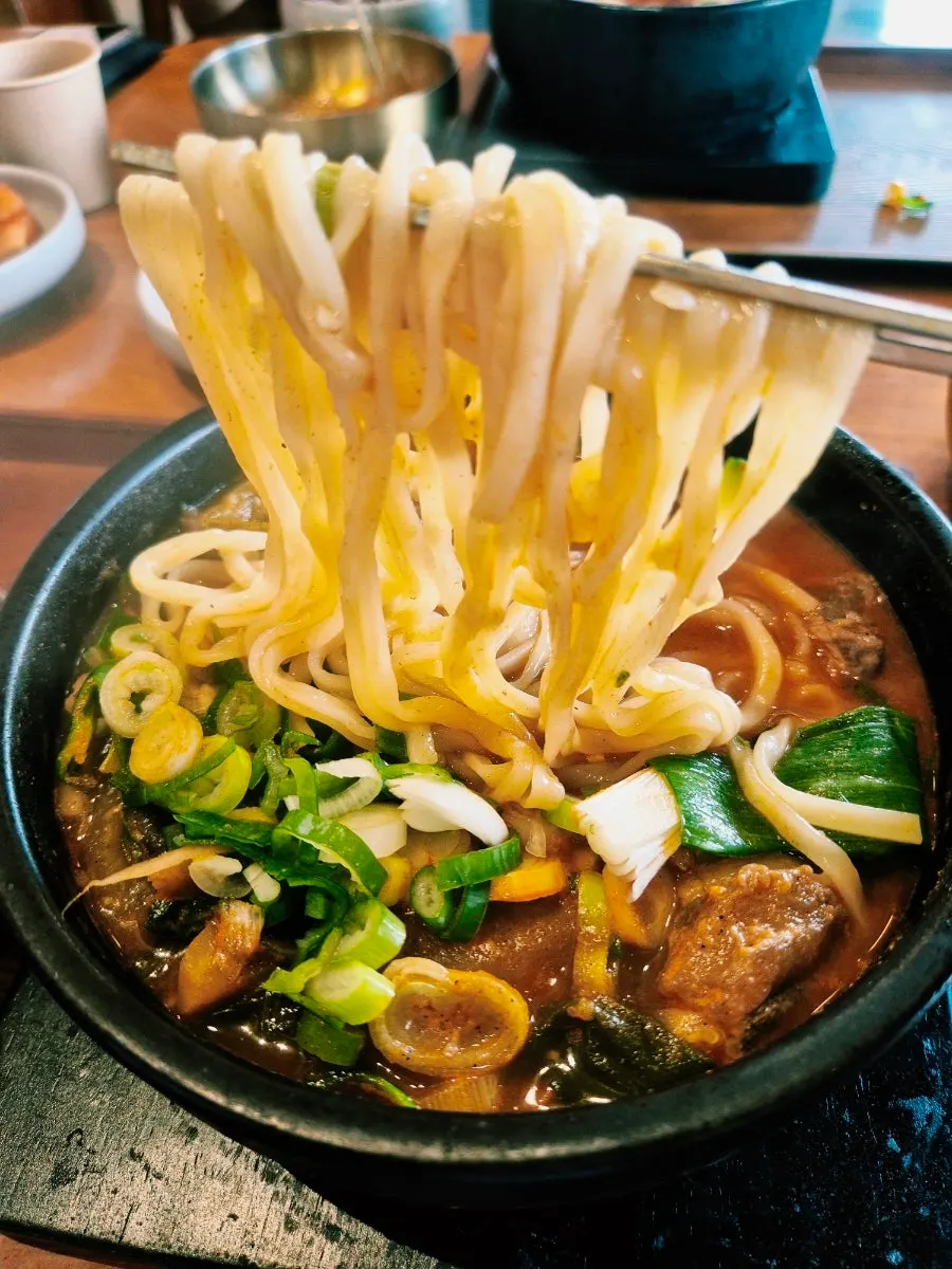 진한 육수에 담긴 칼국수 면발