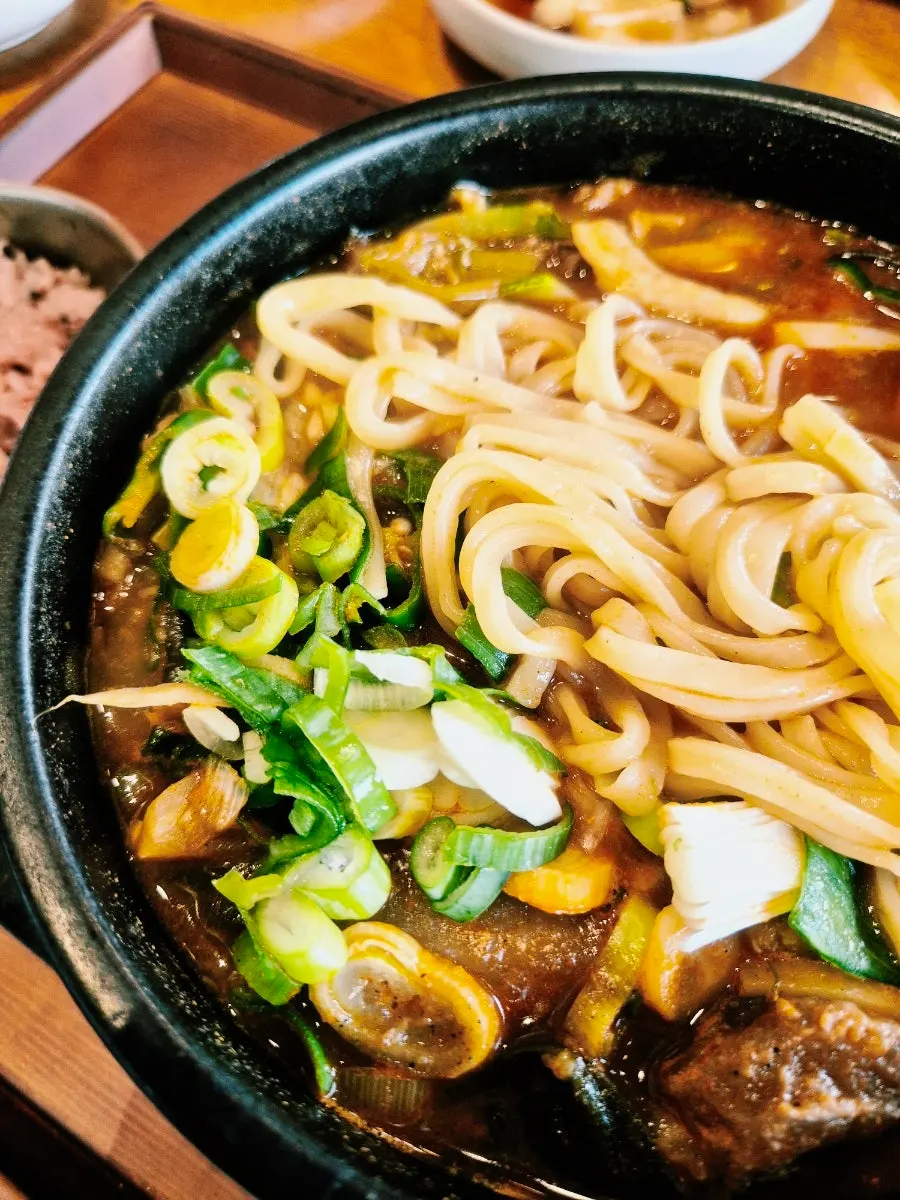 해장칼국수 면을 들어 올린 모습