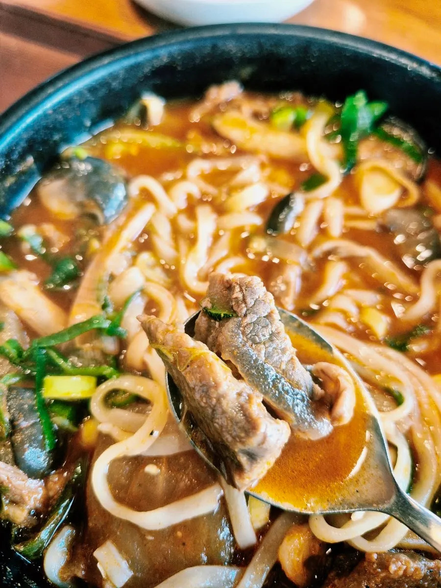 송정지구 상가의 복산해장 전경