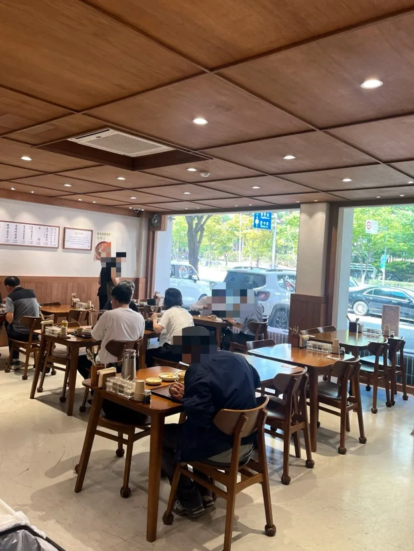 Interior seating with rounded tables at Boksan Haejang
