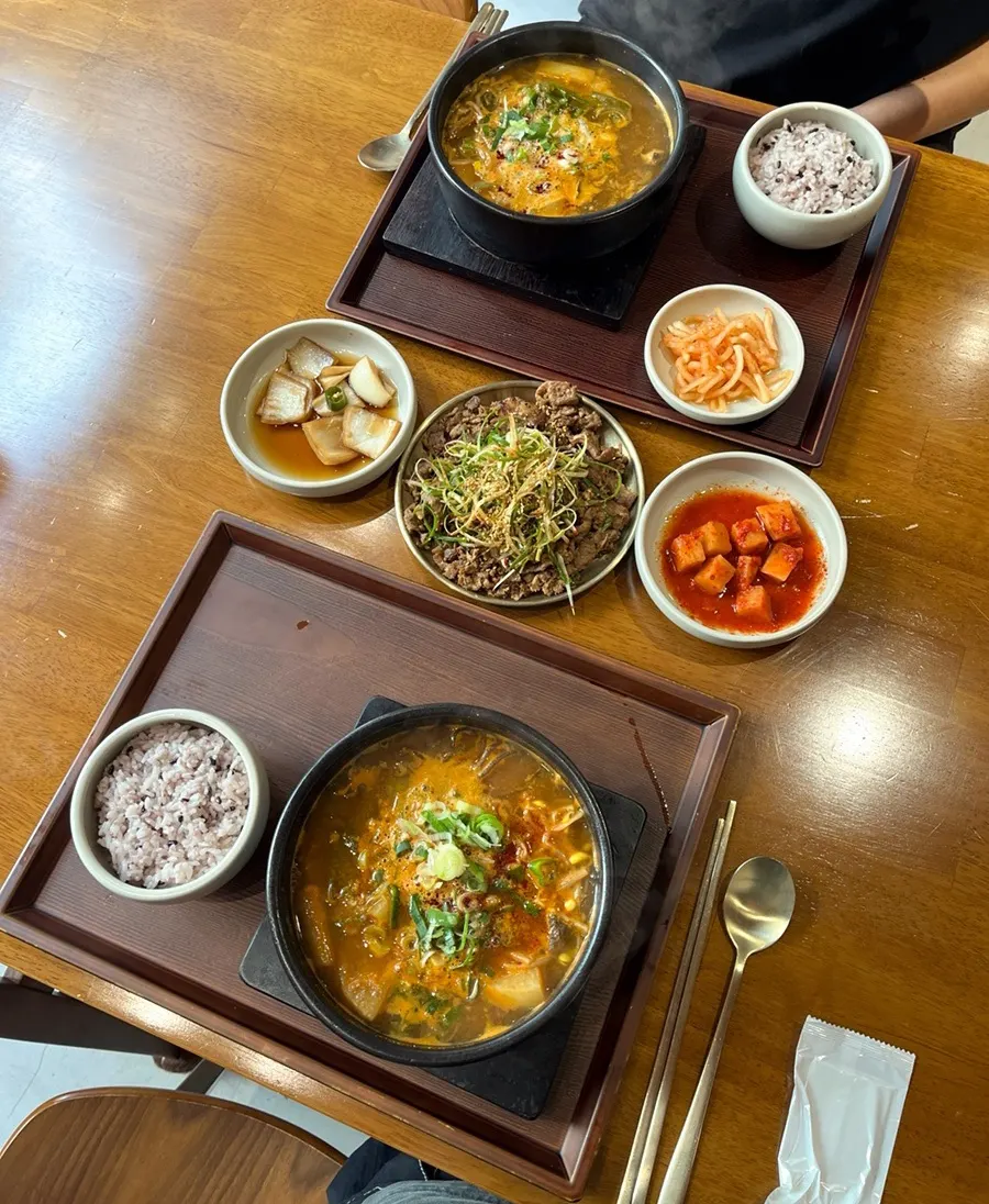Full table setting with Boksan Haejangguk