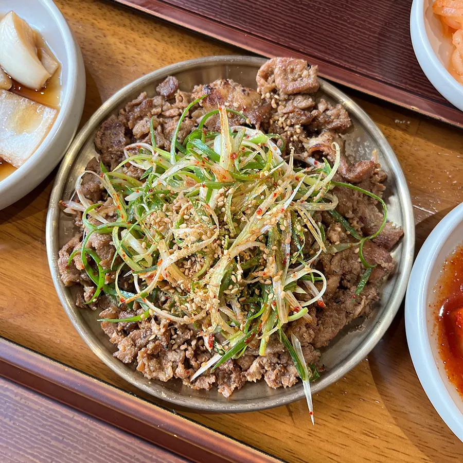 Boksan pork bulgogi, small, topped with green onion shreds