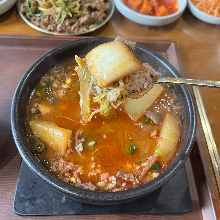 Boksan Haejangguk with a bowl of rice mixed in