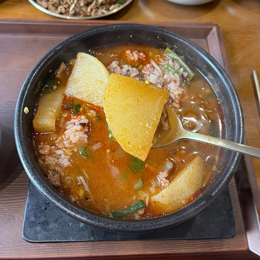 Generous chunks of beef in the haejangguk