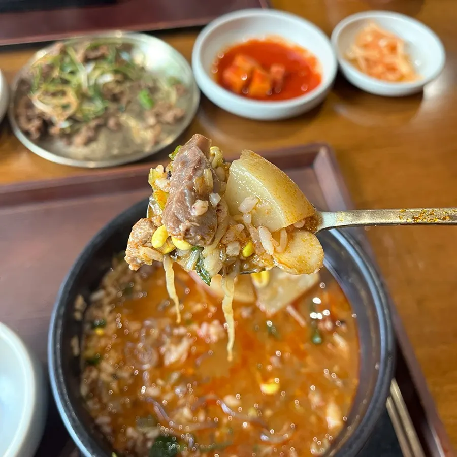 A still-generous bowl of haejangguk that never seems to shrink