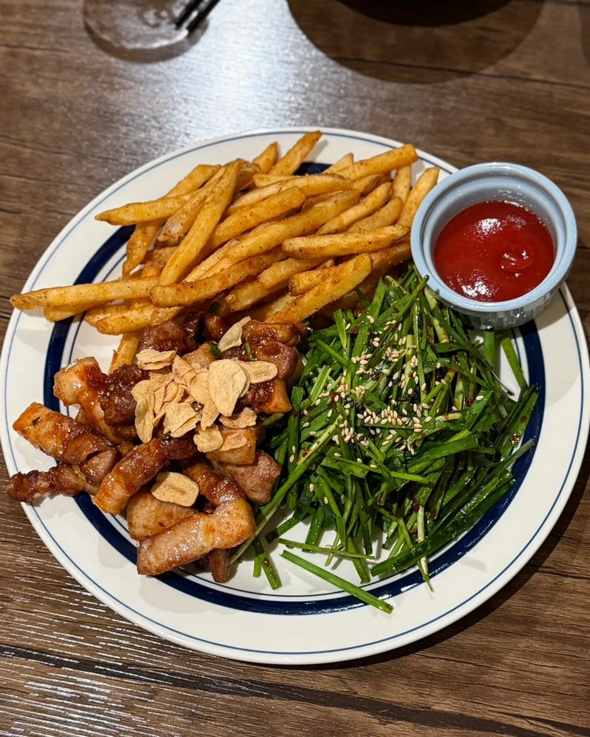 Spicy chives pork belly served with garlic chips and seasoned chives