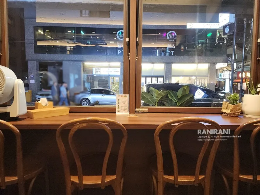 Pocha seating with comfortable table spacing