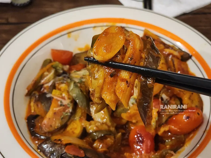 A bite with penne and eggplant