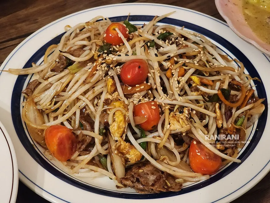 Stir-fried noodles with beef brisket, bean sprouts and vegetables