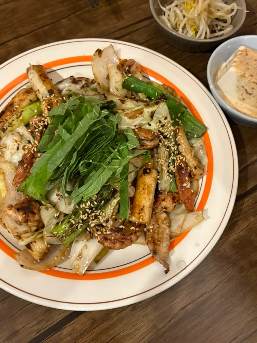 바지락이 넉넉하게 담긴 조개술찜 냄비