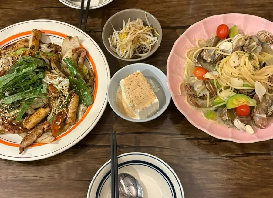 윤기 도는 닭목살 구이 접시