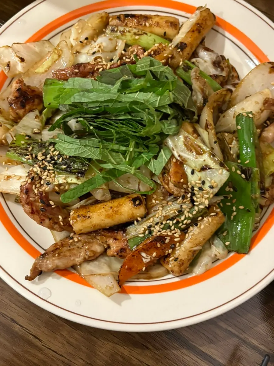 조개술찜과 닭목살구이를 함께 놓은 상차림