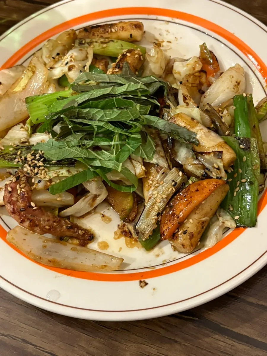 조개술찜 국물을 떠먹는 모습