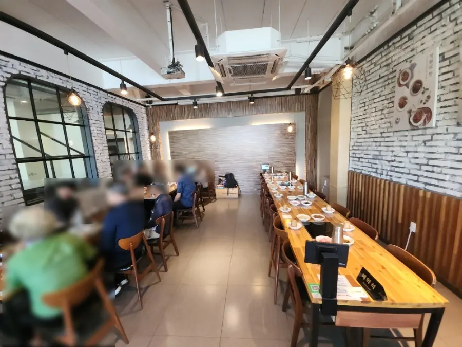 단체예약이 가능한 식당 룸 내부
