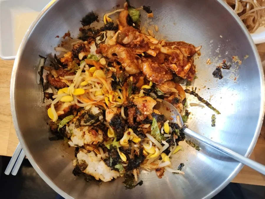 주꾸미볶음과 밥, 콩나물 반찬