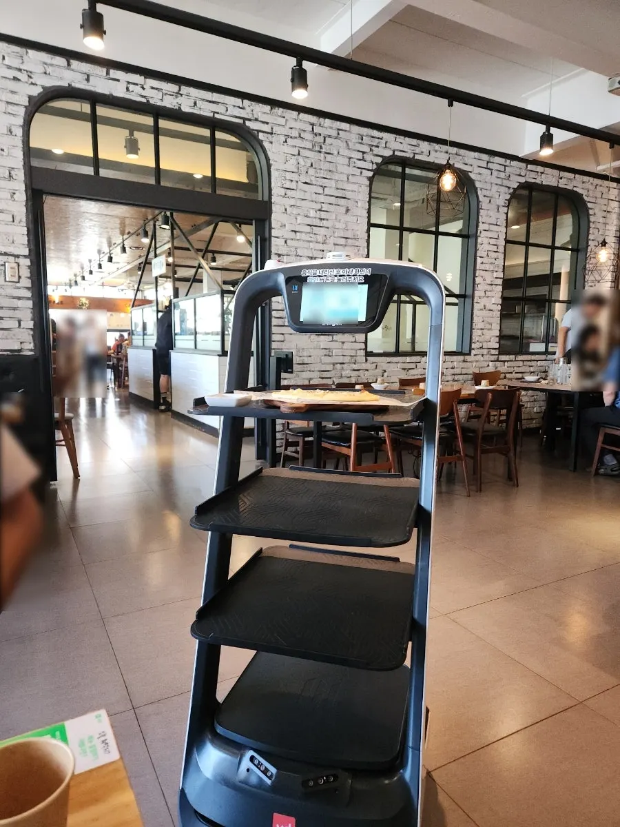 주꾸미와 콩나물, 김가루를 넣어 비빈 밥