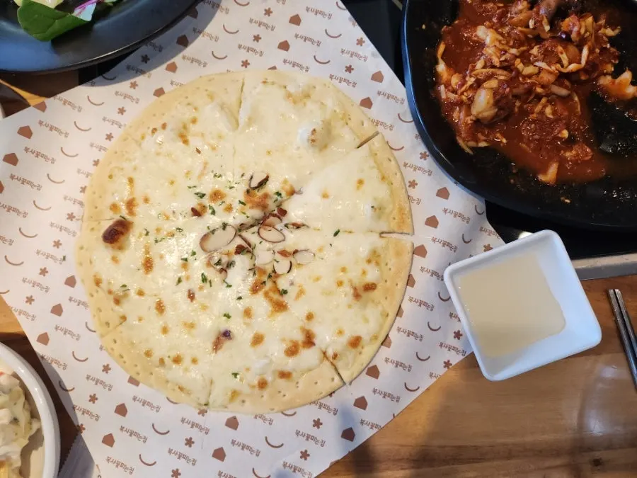 세트에 포함된 갓 구운 고르곤졸라 화덕피자