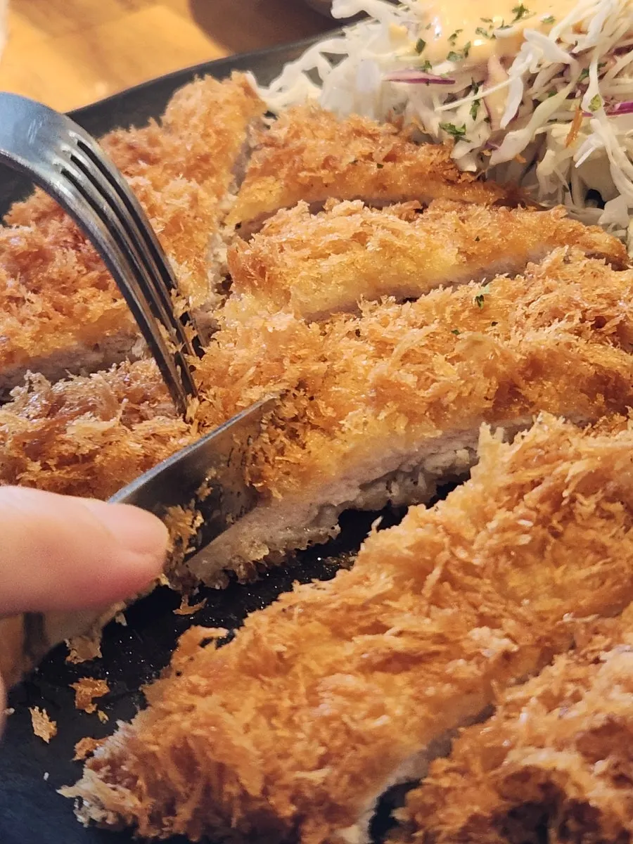두툼한 수제등심돈까스와 넉넉한 밥