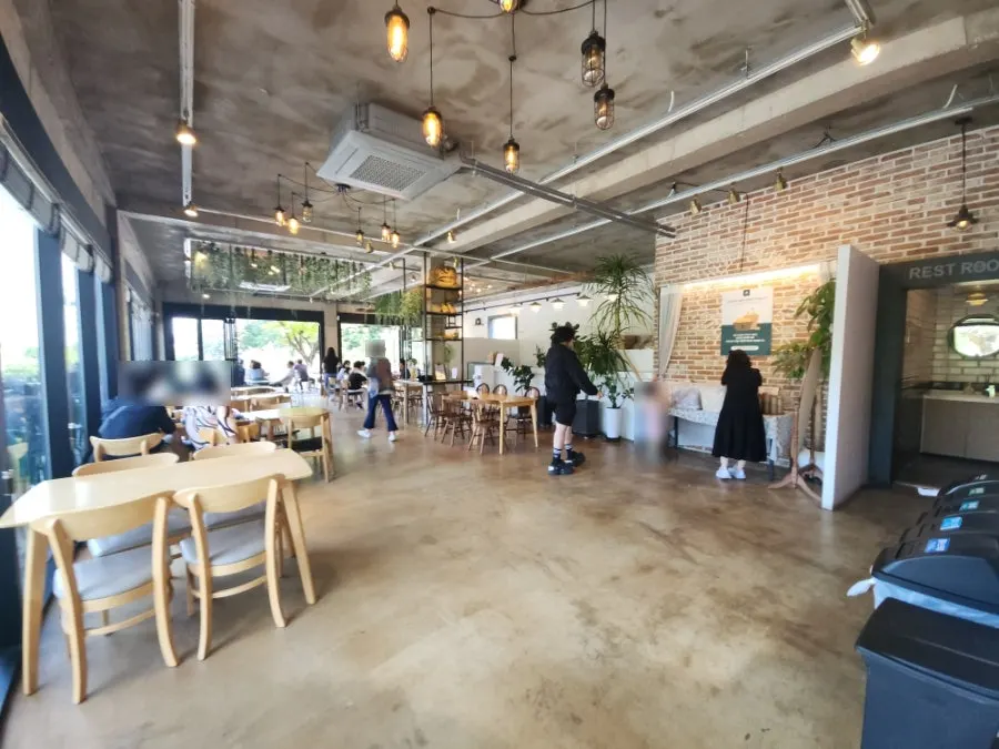 통창이 있는 넓고 깔끔한 취식공간 내부