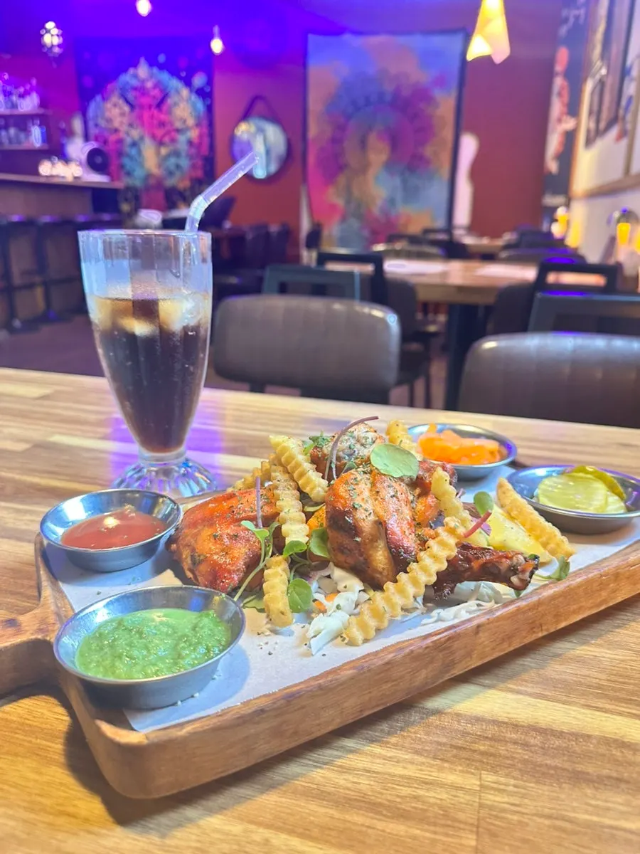 Tandoori chicken served with green sauce