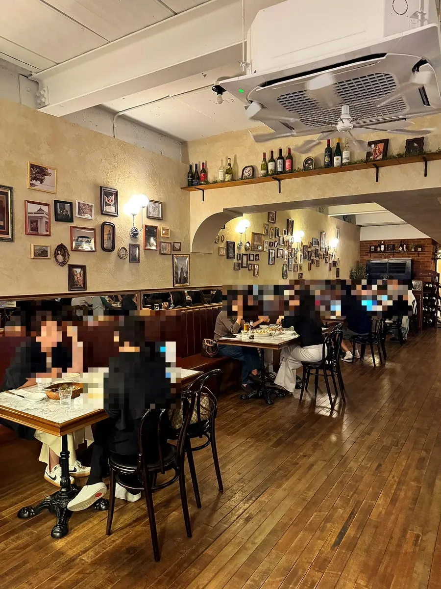 The restaurant filling up with guests around 6pm