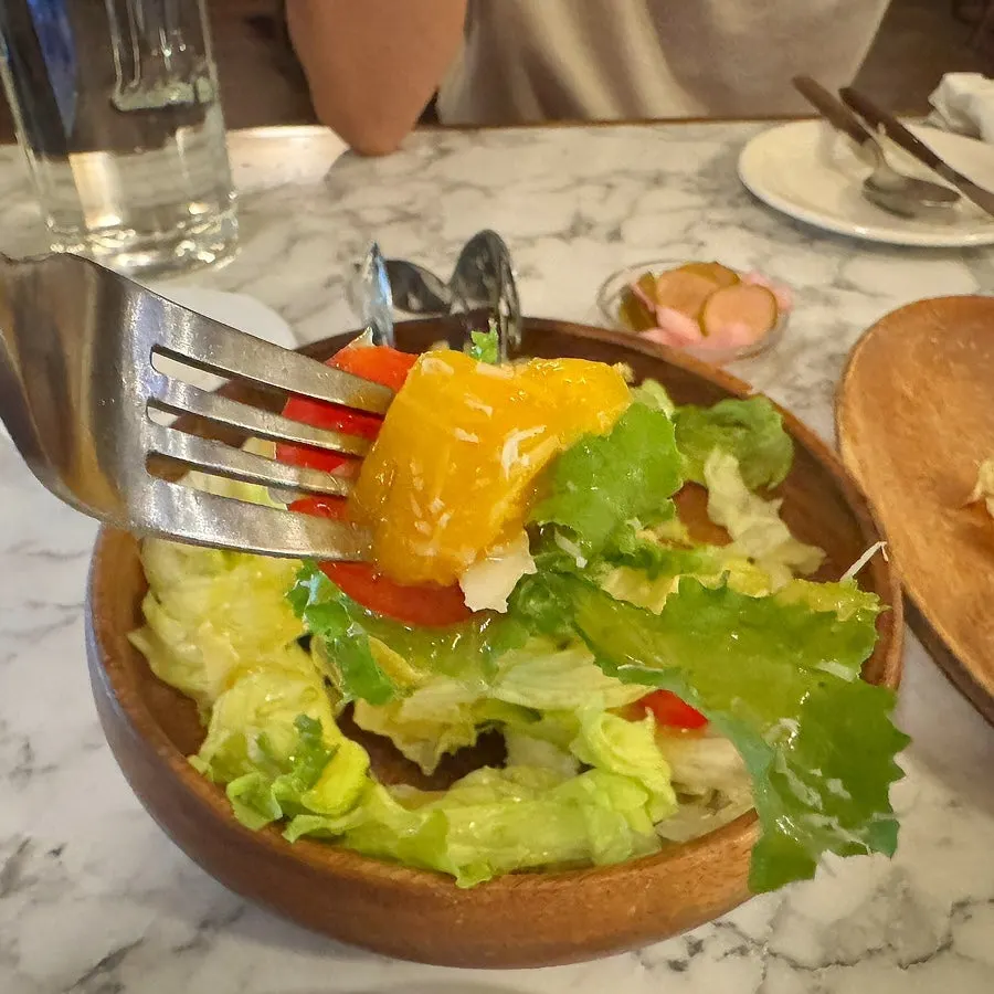 Seasonal salad with tomato, mango and cheese