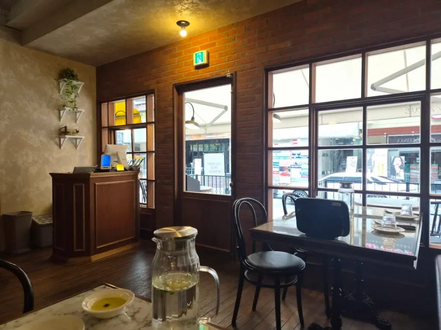 Full view of the dining hall with Italian atmosphere