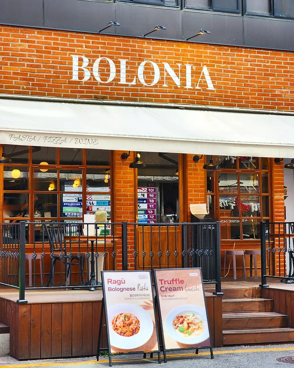 Exterior of Bologna Daejeon Dunsan Branch with red brick and lighting