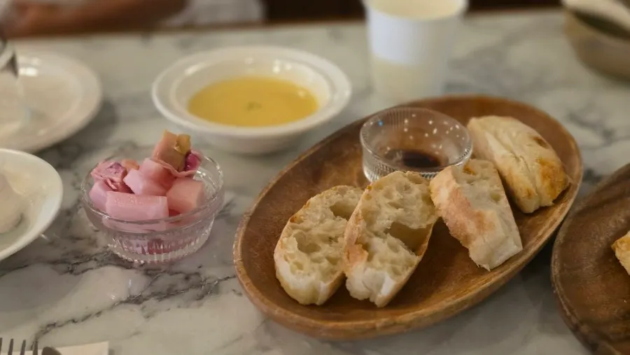식전 치아바타와 옥수수 크림 수프