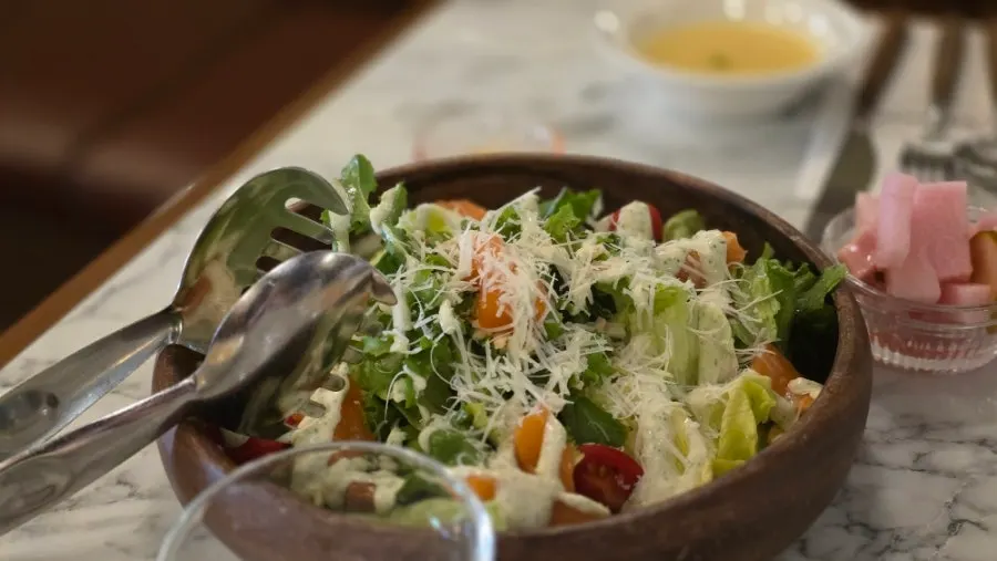 연어와 방울토마토가 올라간 연어 샐러드