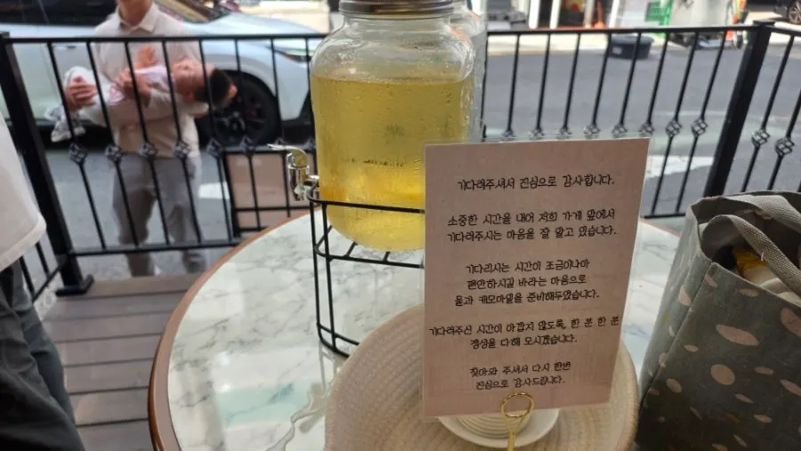 차분한 조명의 매장 좌석