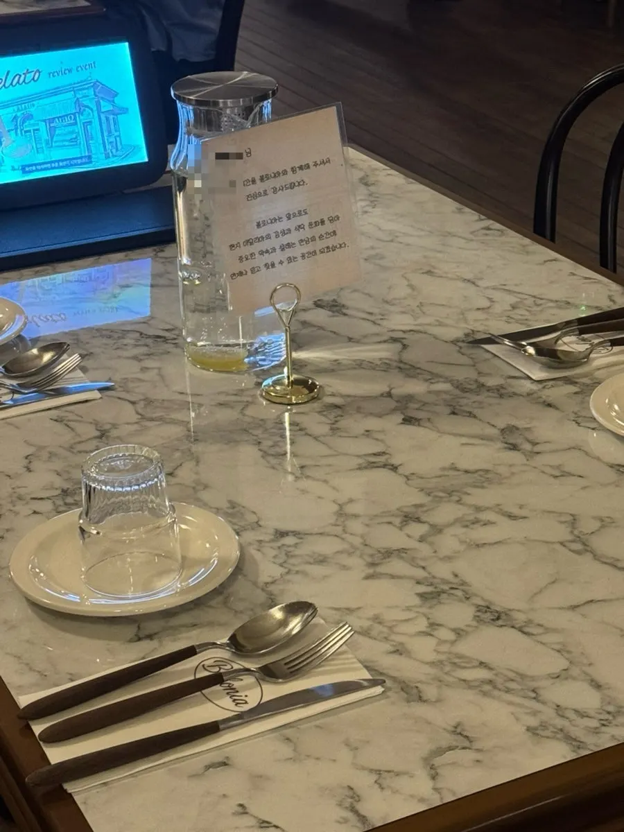 Wood-tone interior of the Bologna Daejeon Dunsan Branch dining hall