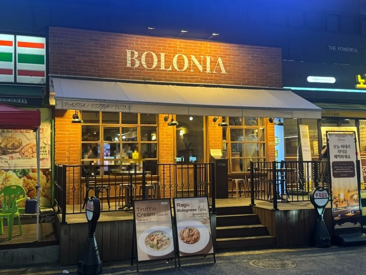 Overview of the evening dinner table at Bologna Daejeon Dunsan Branch