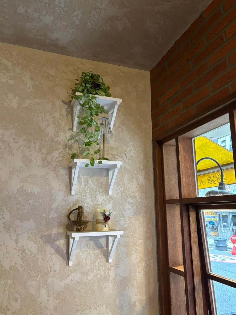 Decorative pieces arranged around the restaurant