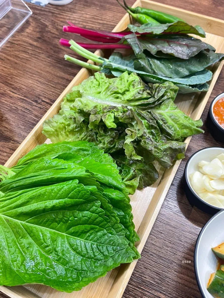 셀프바에 준비된 쌈채소 여섯 가지