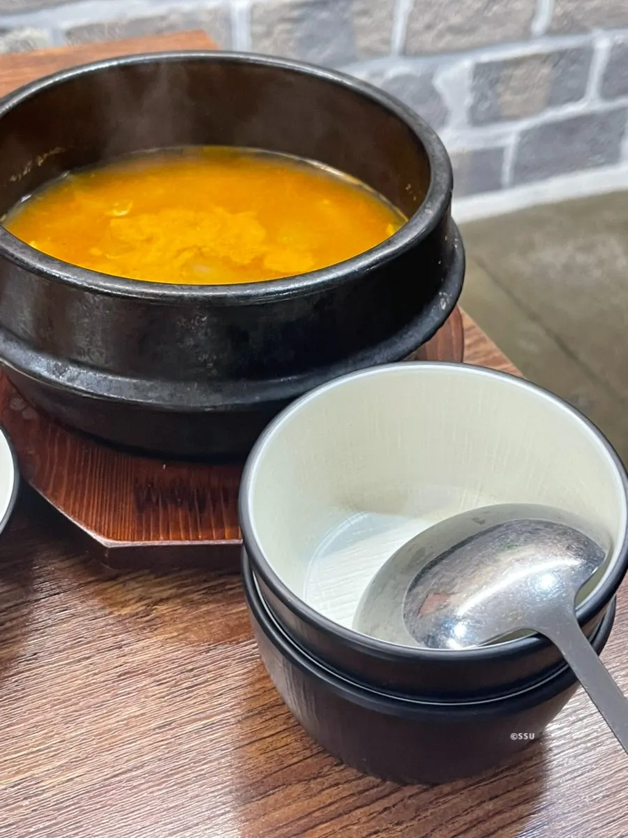 김치와 도토리묵 등 밑반찬 다섯 가지