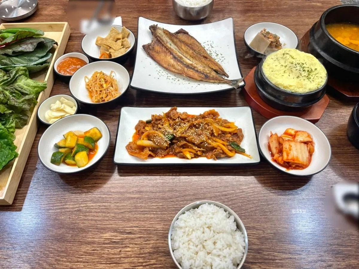 뚝배기에 담긴 계란찜과 된장찌개 한상