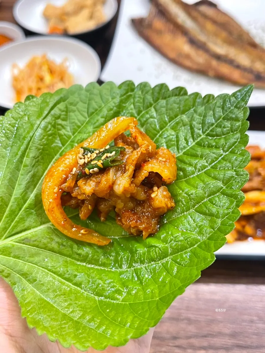 쌈채소에 올린 숙성 제육볶음