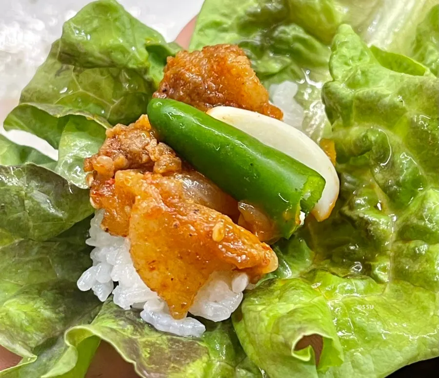 밥 위에 올린 제육볶음